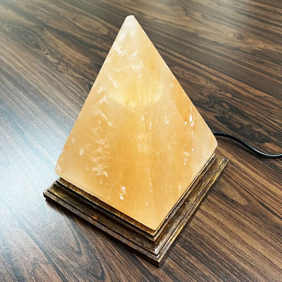 ピラミッド岩塩ランプ